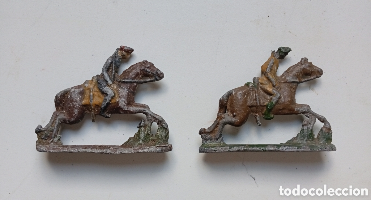 Antiquit&auml;ten: Dos antiguos soldados a caballo de plomo