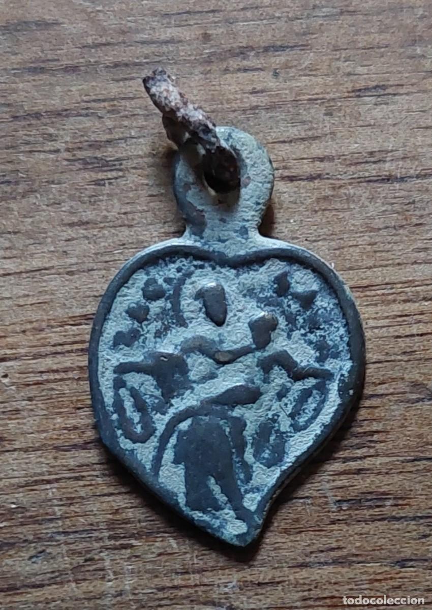 Antig&uuml;edades: Antigua medalla forma coraz&oacute;n Virgen del Rosario