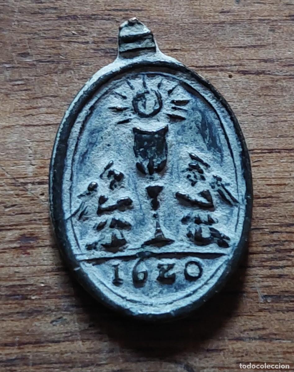 Antig&uuml;edades: Antigua medalla fechada 1620 santo sacramento e Inmaculada