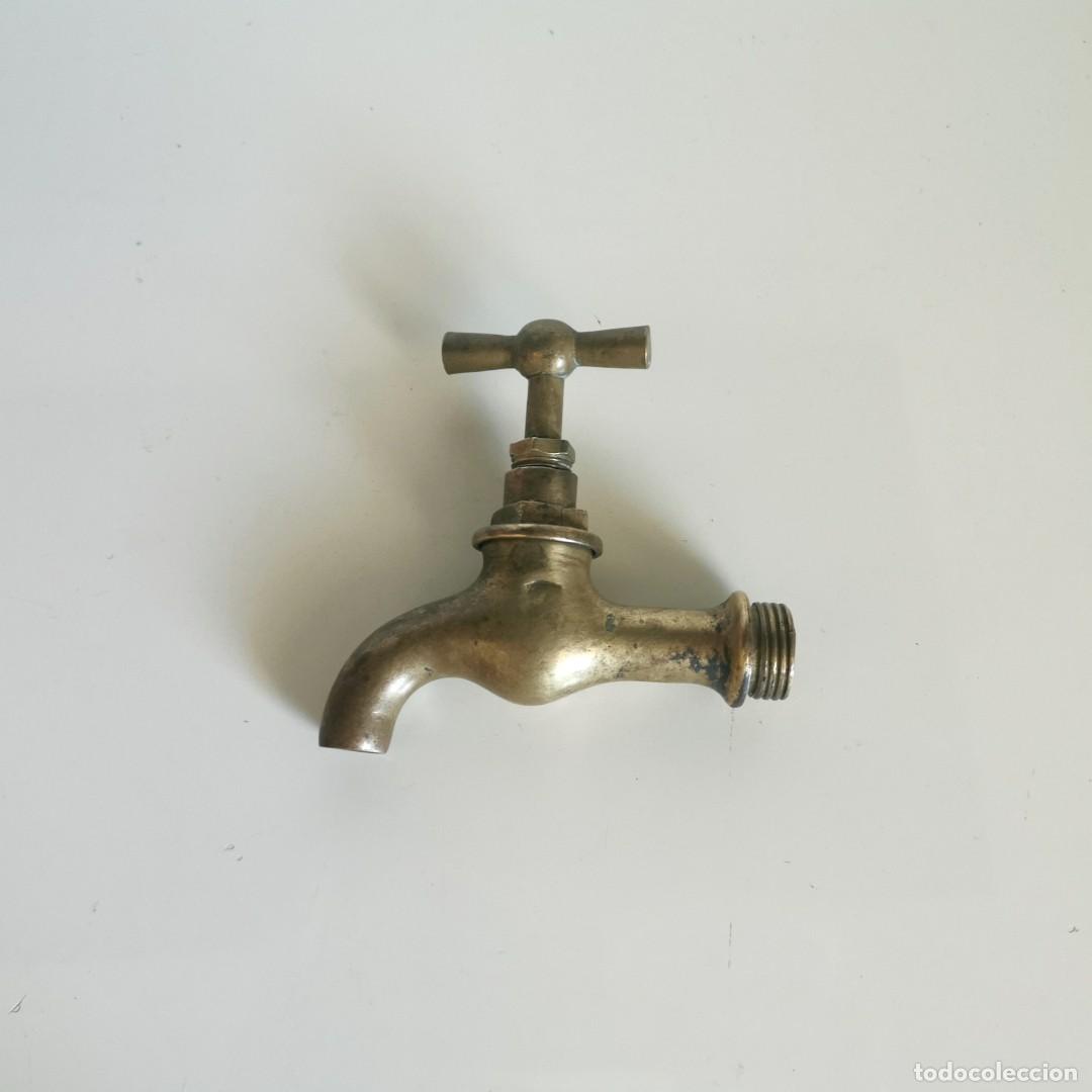Antiguidades: Antiguo Grifo de Lat&oacute;n Macizo con Llave de Cruz - Fuente o Jard&iacute;n