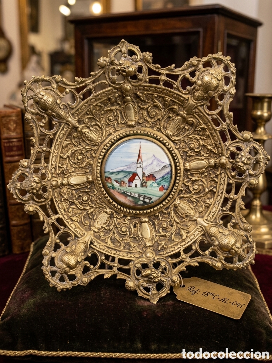 Antig&uuml;edades: Plato decorativo antiguo con un intrincado marco de bronce dorado y un medall&oacute;n central de porcelana