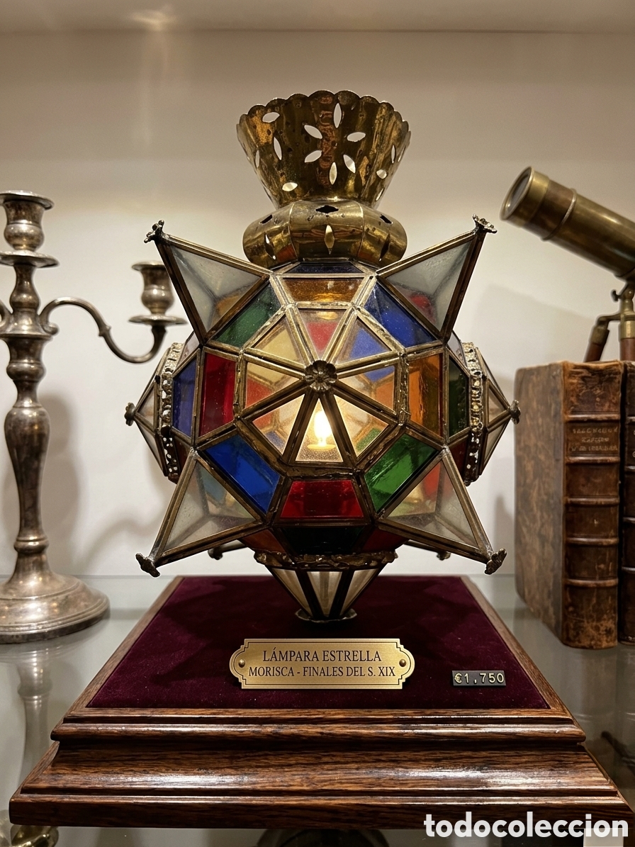 Antig&uuml;edades: L&aacute;mpara es un farol morisco o de estilo granadino del siglo XIX, caracterizado por su estructur