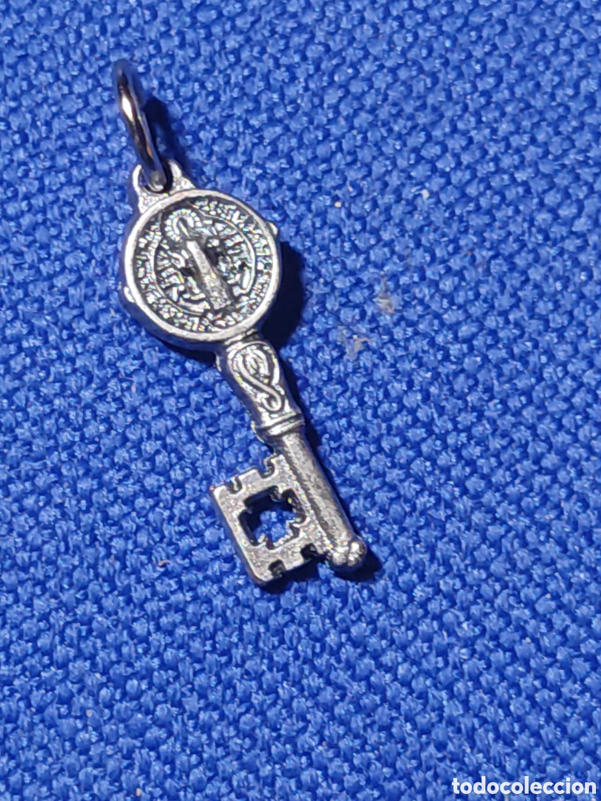 Antig&uuml;edades: Colgante peque&ntilde;a llave religiosa,medalla estilo g&oacute;tico.