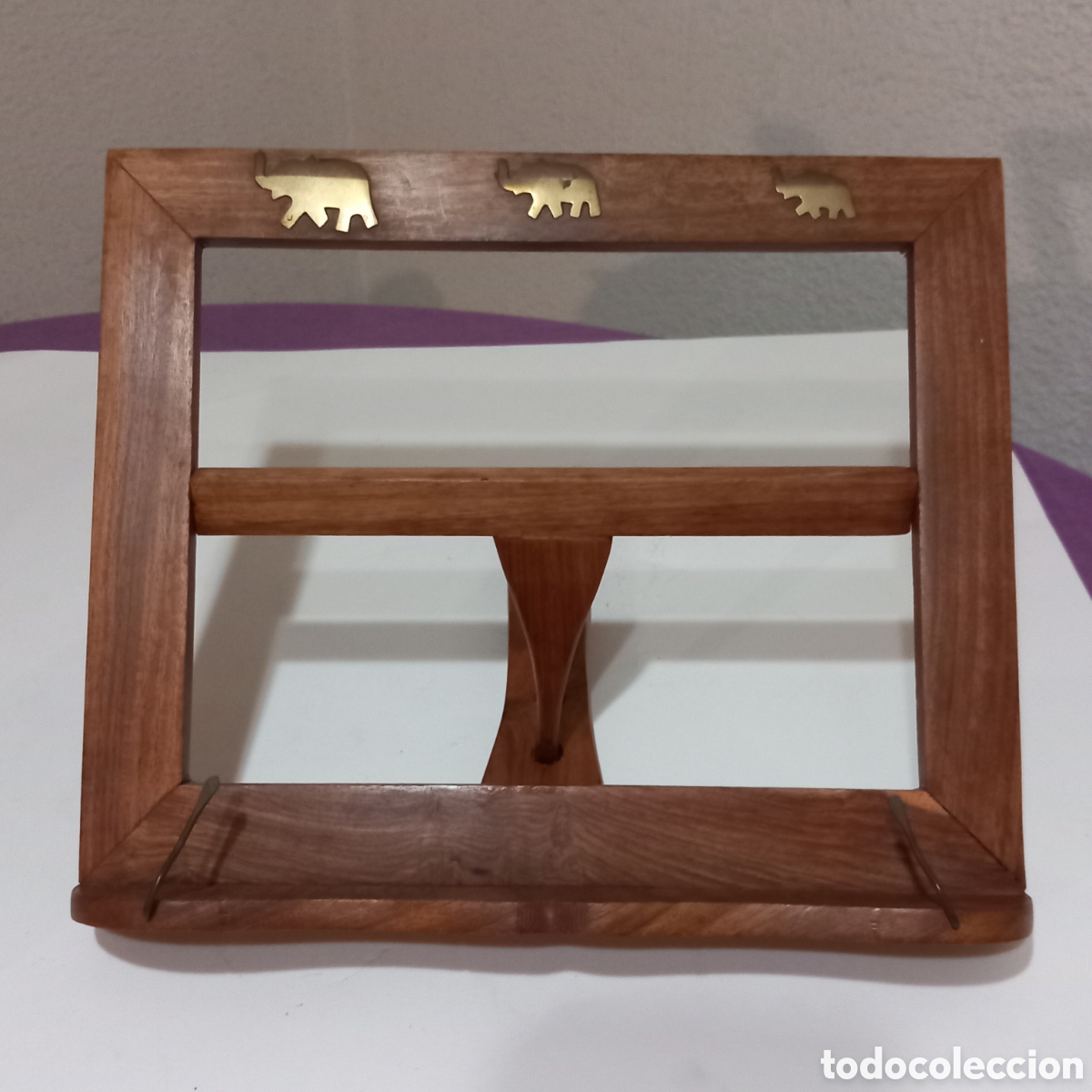 Antiguidades: ATRIL DE MADERA con DETALLES DE LATON(EXCELENTEESTADO)