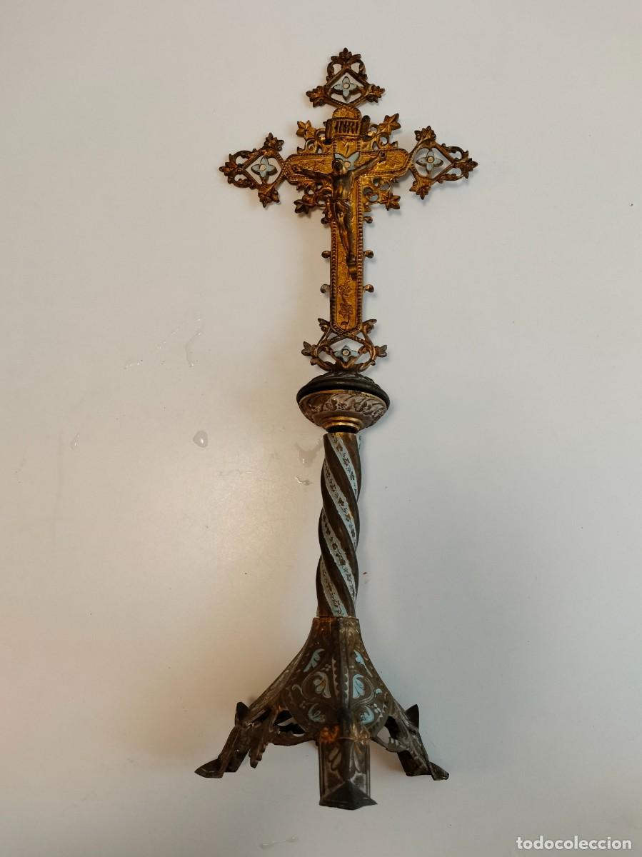 Antig&uuml;edades: GRAN CRUZ DE ALTAR DE BRONCE CON ESMALTES. SIGLO XIX