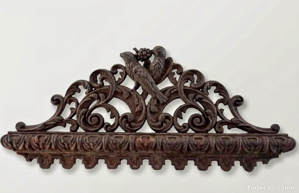 Antig&uuml;edades: Copete ornamental en hierro fundido. Motivos afrontados.
