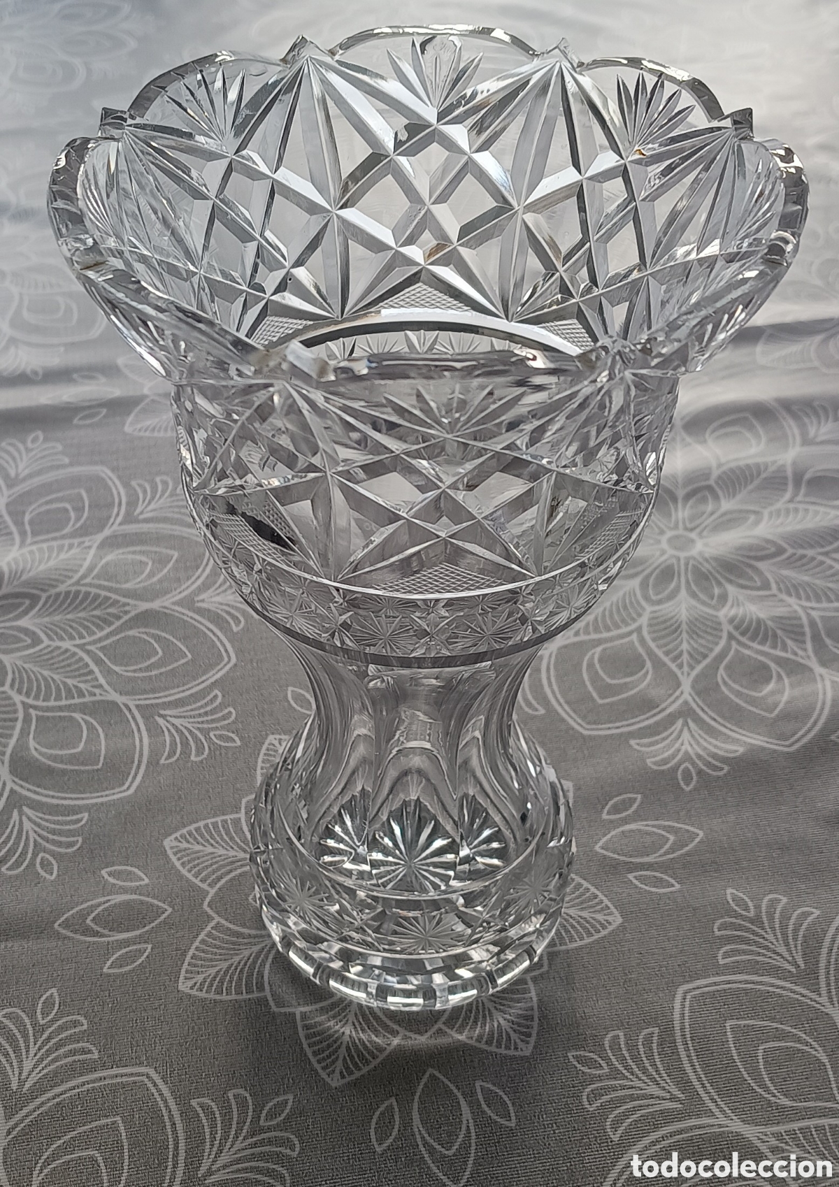 Antig&uuml;edades: FLORERO DE CRISTAL TALLADO 25cm - Foto 1