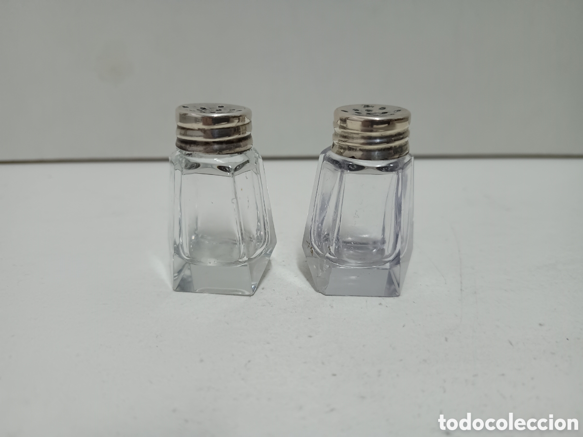 Antiquit&eacute;s: PEQUE&Ntilde;O SALERO Y PIMENTERO DE CRISTAL CON TAP&Oacute;N DE PLATA CONTRASTADA