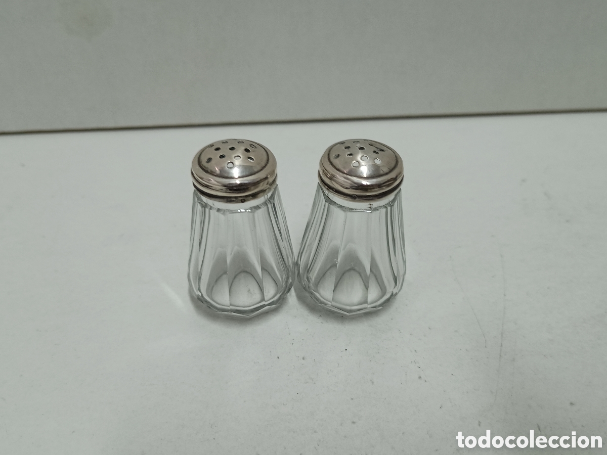 Antiquit&eacute;s: PEQUE&Ntilde;O SALERO Y PIMENTERO DE CRISTAL CON TAP&Oacute;N DE PLATA CONTRASTADA