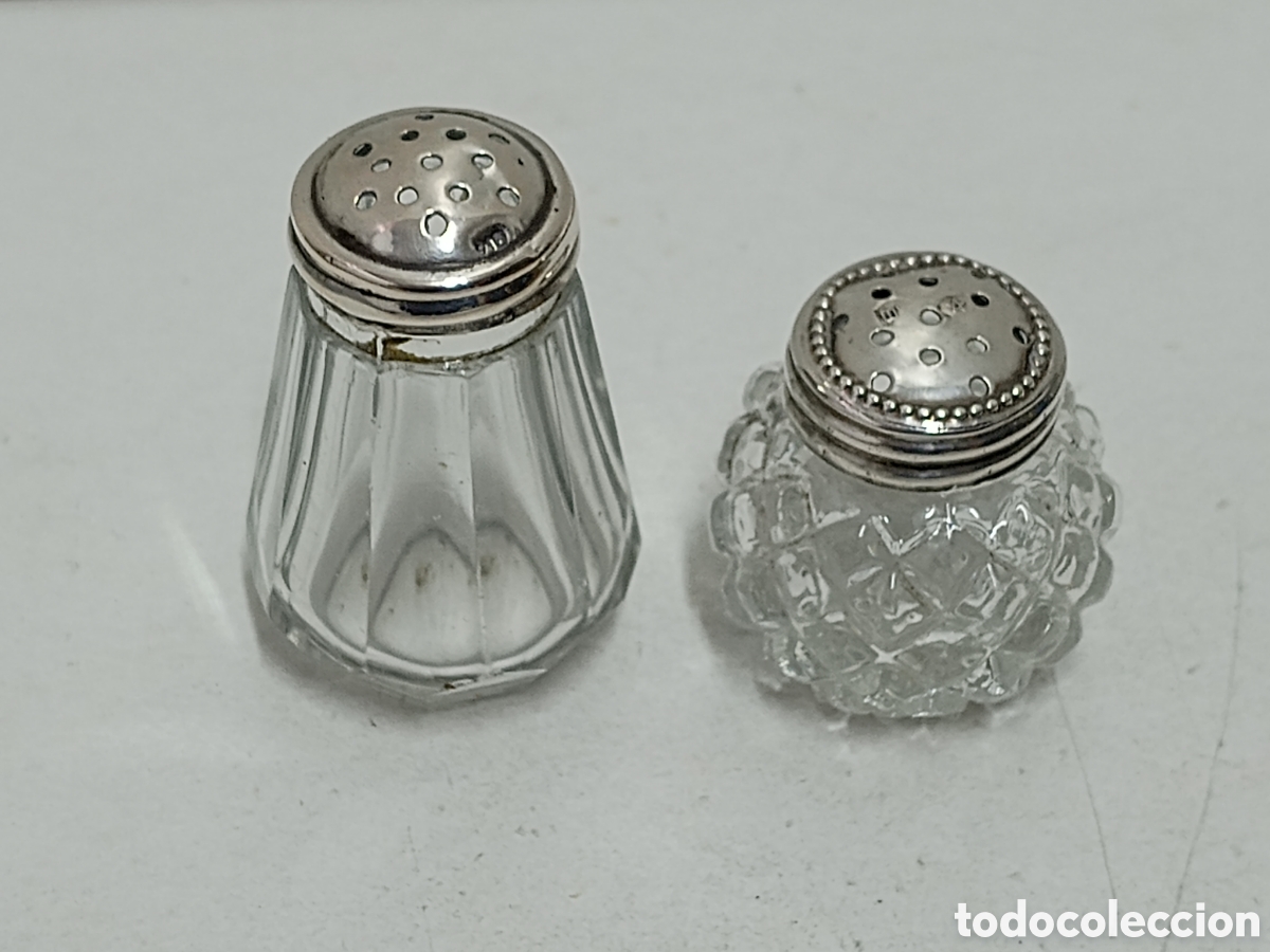 Antiquit&eacute;s: PEQUE&Ntilde;O SALERO Y PIMENTERO DE CRISTAL CON TAP&Oacute;N DE PLATA CONTRASTADA