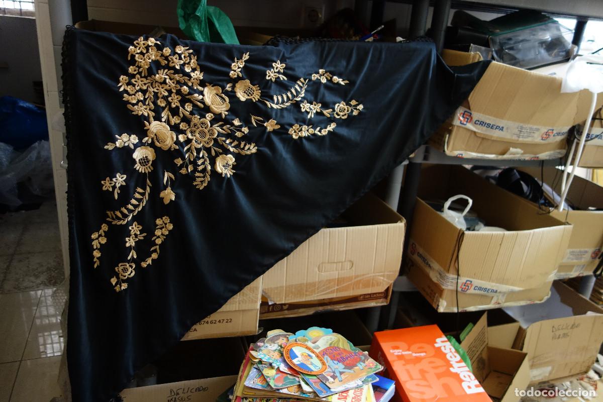 Antig&uuml;edades: MANTON NEGRO BORDADO EN DORADO POSIBLEMENTE DE MANILA