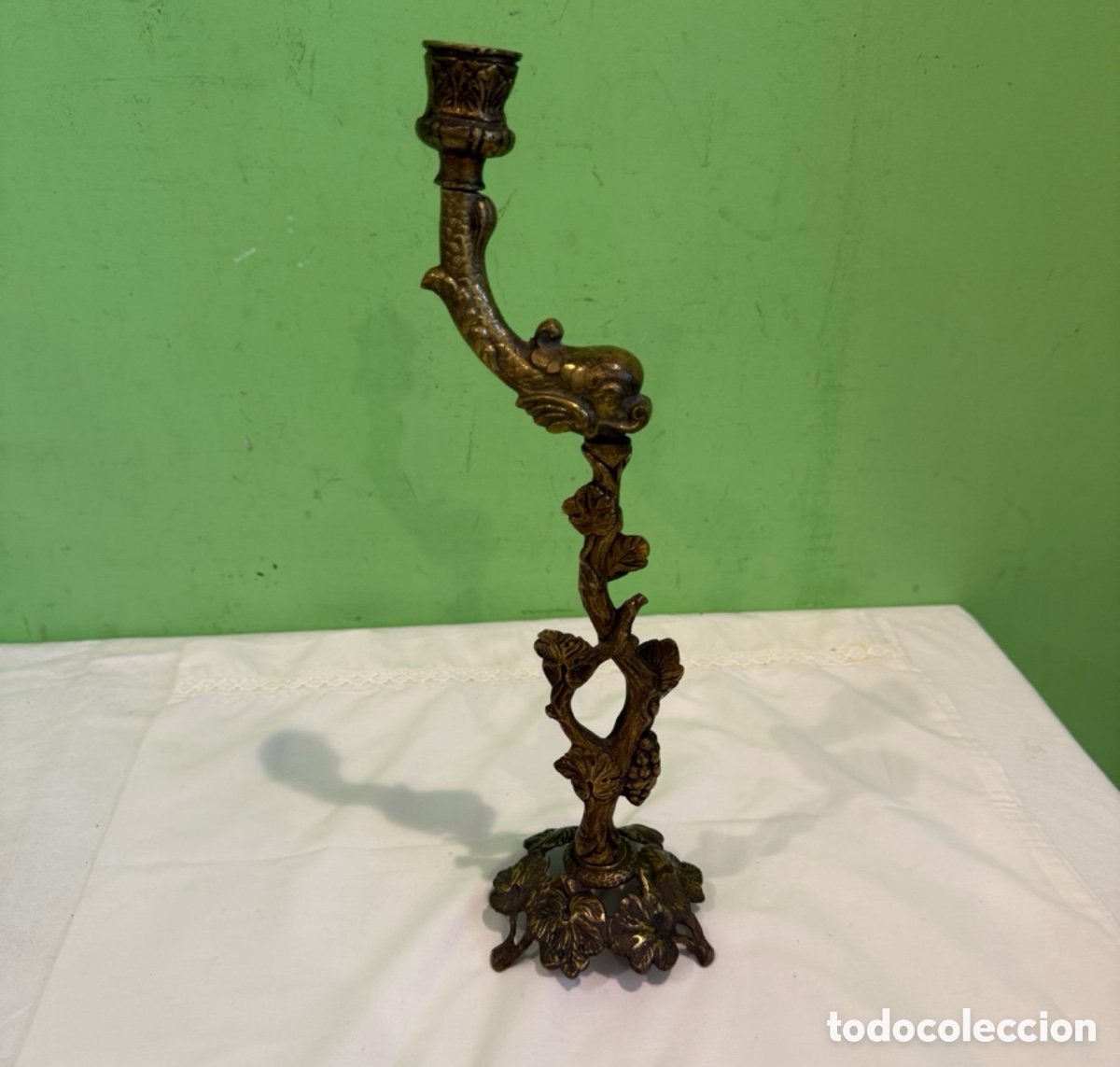 Antiguidades: Antiguo candelero modernista en bronce 35 cm con figura de pez y motivos vegetales Art Nouveau