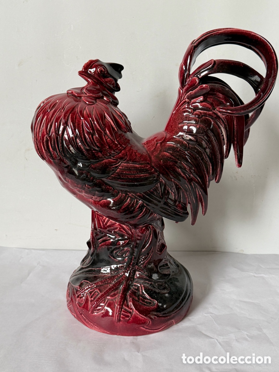 Antig&uuml;edades: GALLO Royal Doulton en loza &ldquo;sang de boeuf&rdquo;, del siglo XX.