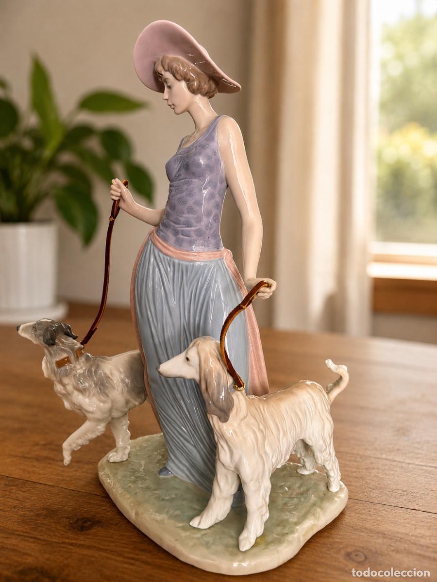 Antig&uuml;edades: Figura de porcelana Dama con perros de Lladro Referencia SKU:01005802