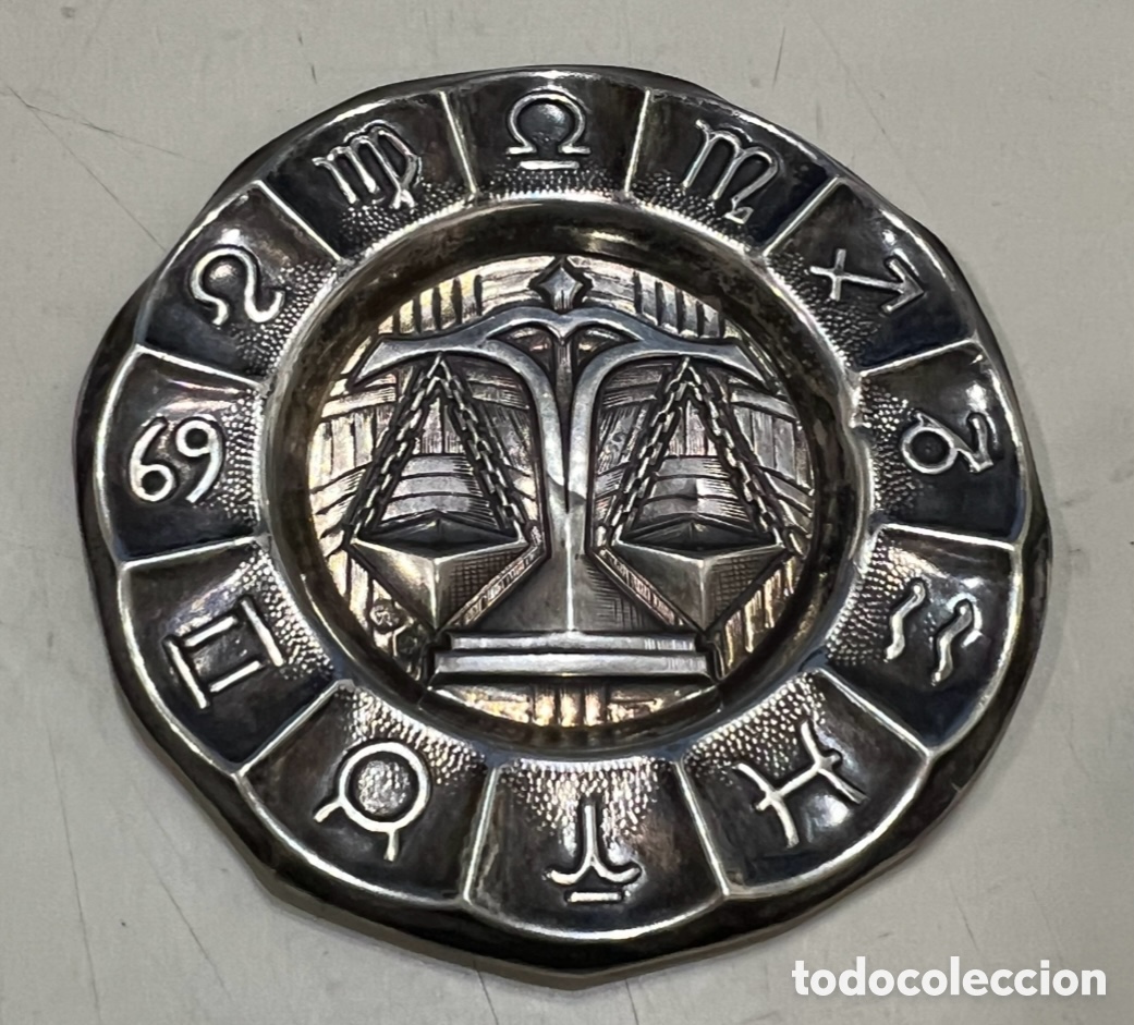 Antig&uuml;edades: Plato peque&ntilde;o / Cenicero. Hor&oacute;scopo. Plata. Con punz&oacute;n. A&ntilde;os 70.