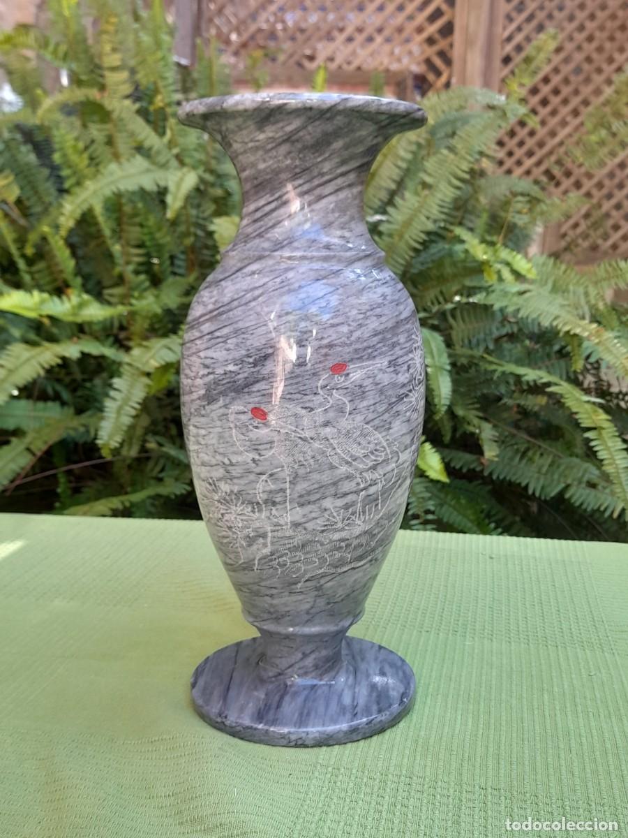 Antig&uuml;edades: JARRON EN ONIX. GRABADO DE GARZAS. 30 cm.