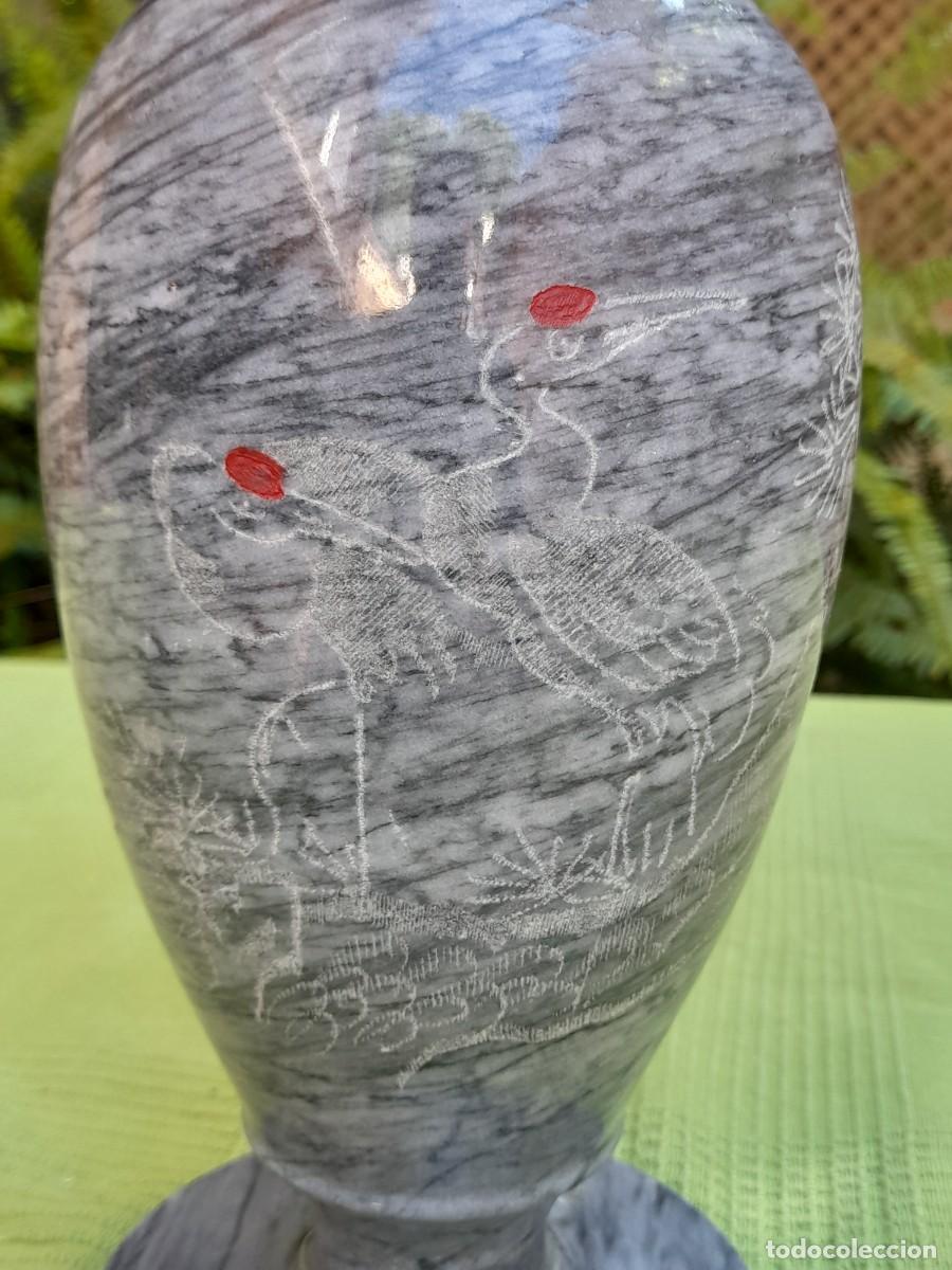 Antig&uuml;edades: JARRON EN ONIX. GRABADO DE GARZAS. 30 cm. - Foto 7