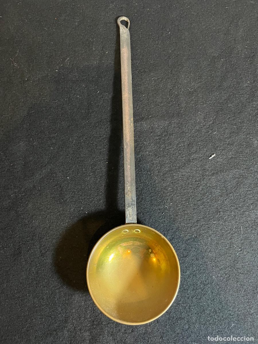 Antig&uuml;edades: Antiguo cazo aguador lat&oacute;n mango hierro forjado 40cm cuchar&oacute;n r&uacute;stico cocina vintage cucharon servir