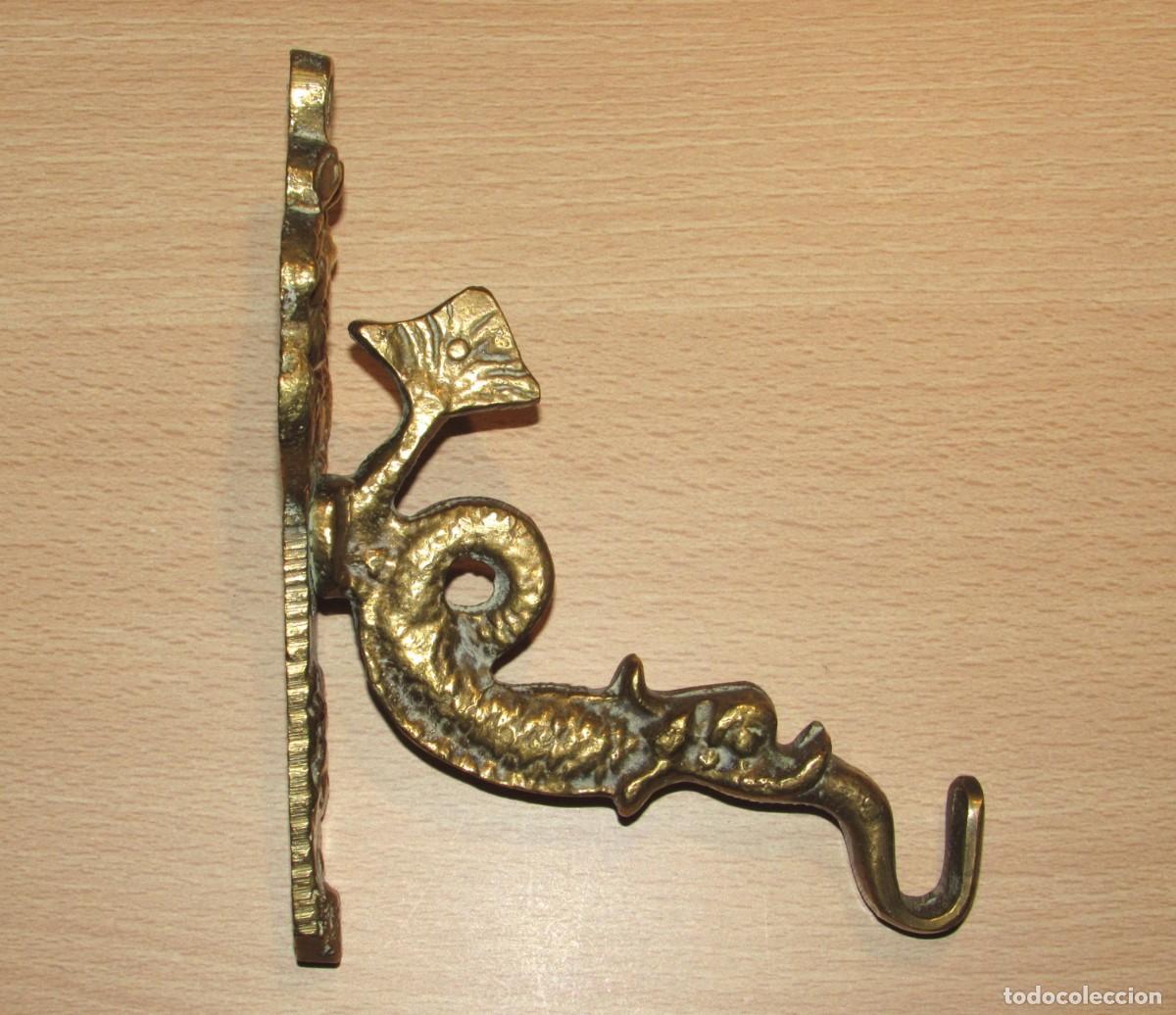 Antig&uuml;edades: Antigua percha colgador perchero pared pez mitol&oacute;gico oriental chino bronce lat&oacute;n