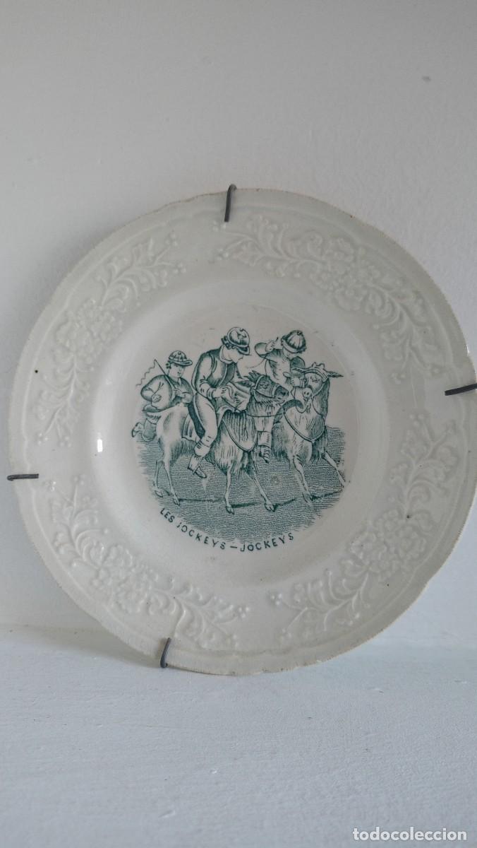 Antiquit&eacute;s: Plato jockey en tonos verdes