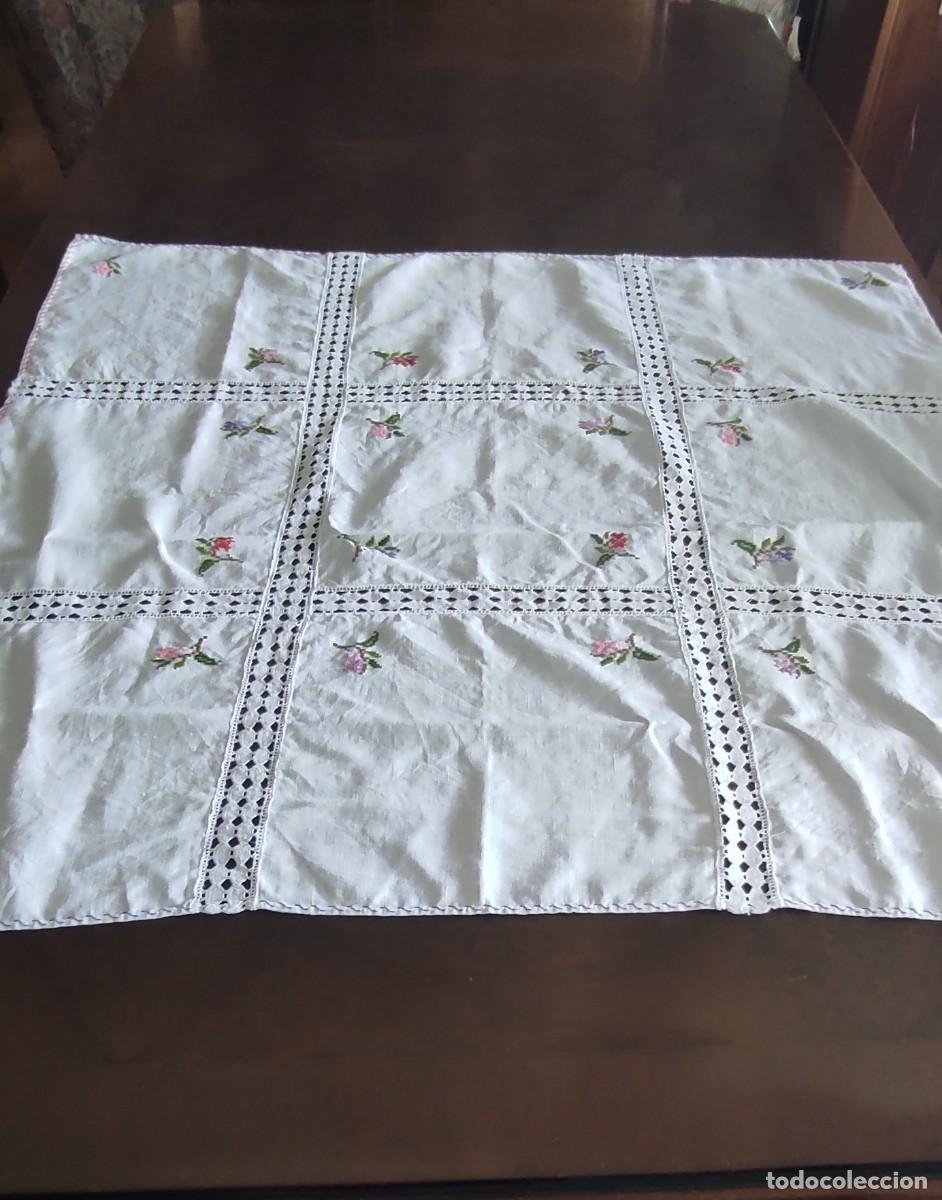 Antig&uuml;edades: ANTIGUO MANTELITO DE HILO BLANCO CON CALADOS Y BORDADOS DE FLORES A PUNTO DE CRUZ. 82 x 80.