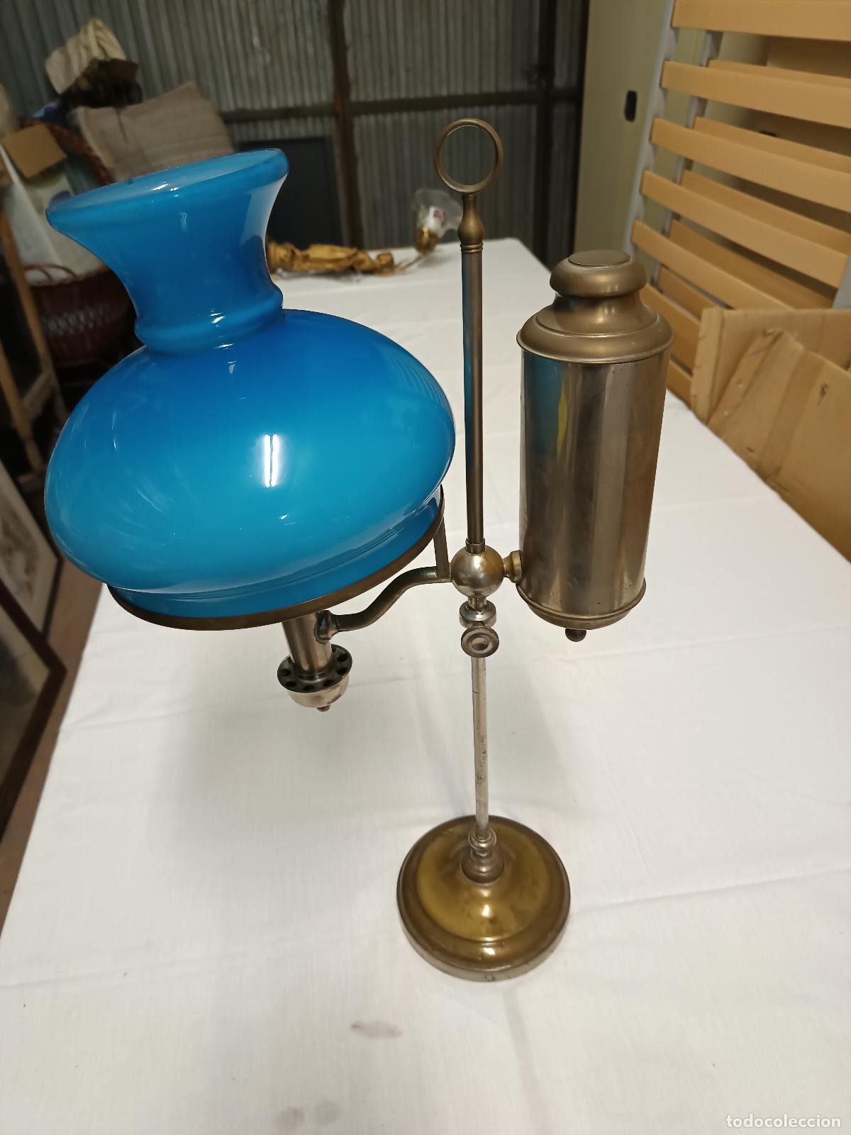 Antig&uuml;edades: ANTIGUO QUINQUE LAMPARA DE QUERODSENO CON PANTALLA DE OPALINA AZUL, BUEN ESTADO 70 CM ALTURA.