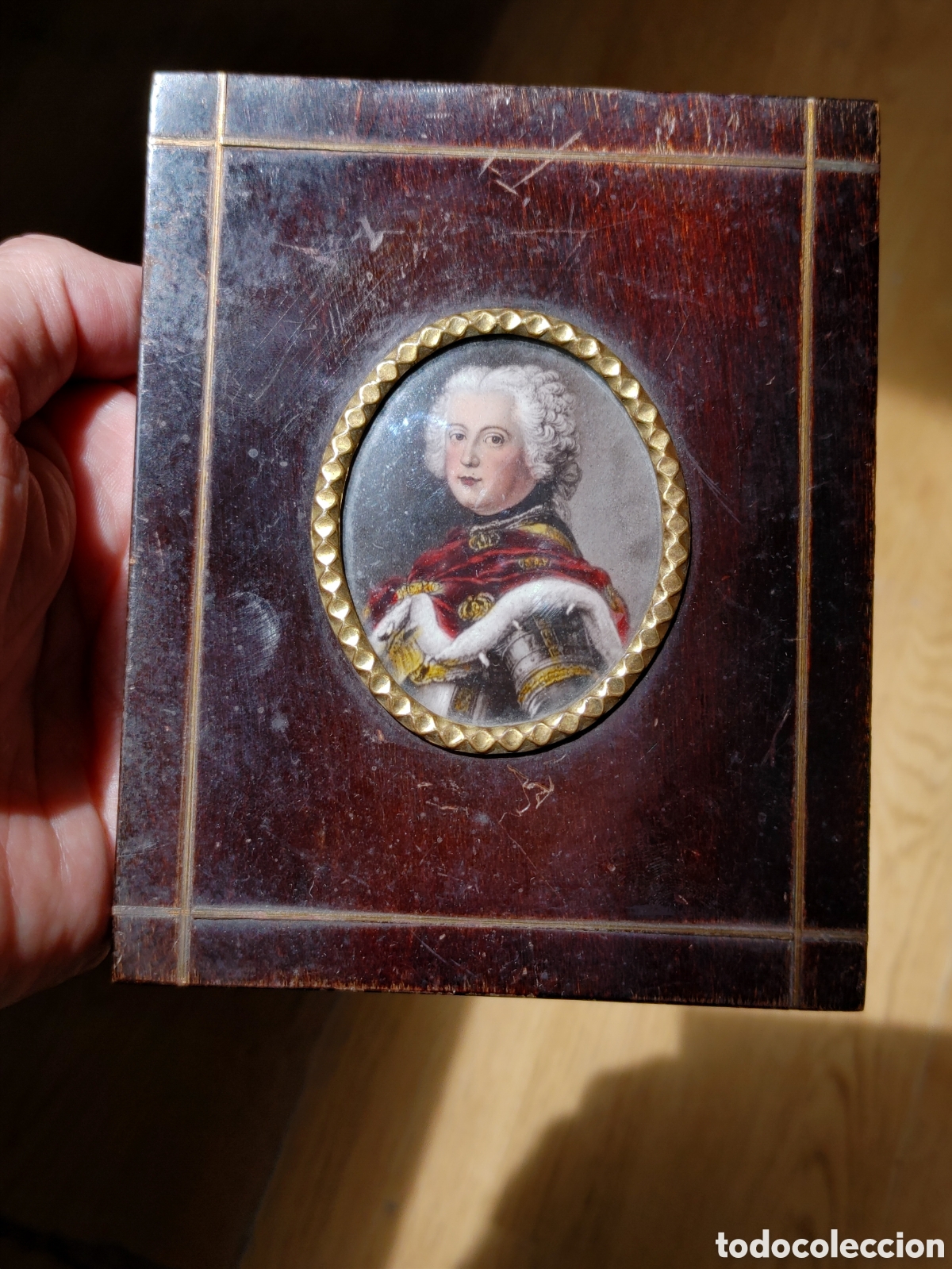 Antig&uuml;edades: Reproduccion de miniatura. De Federico II de Prusia. Con marco de caoba lacada.