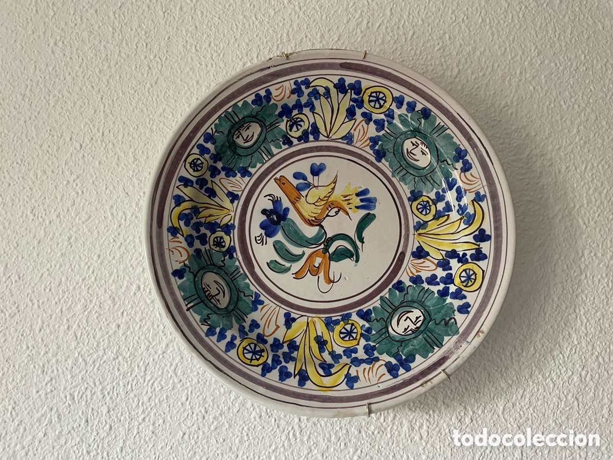 Antiquit&eacute;s: Plato cer&aacute;mica policroma. P&aacute;jaro y rostros. Puente del Arzobispo. 31,5 cm