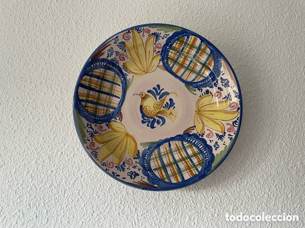 Antig&uuml;edades: Plato cer&aacute;mica policroma. P&aacute;jaro y medallones. Puente del Arzobispo. 31 cm.