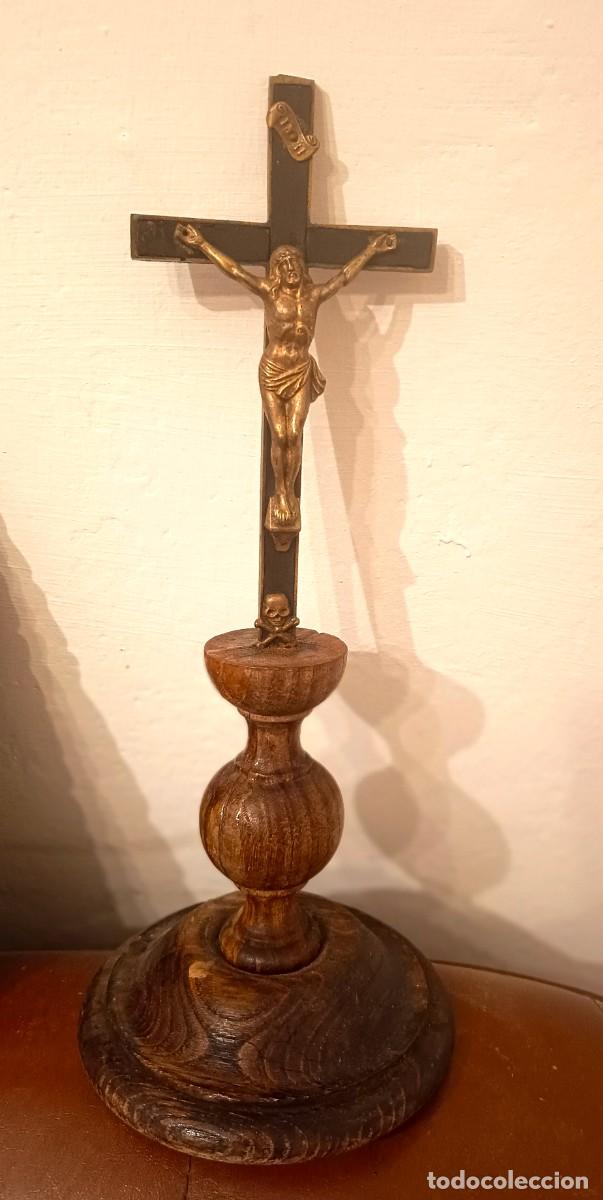 Antig&uuml;edades: Crucifijo antiguo de sobremesa, figura de Cristo sobre cruz de madera con peana