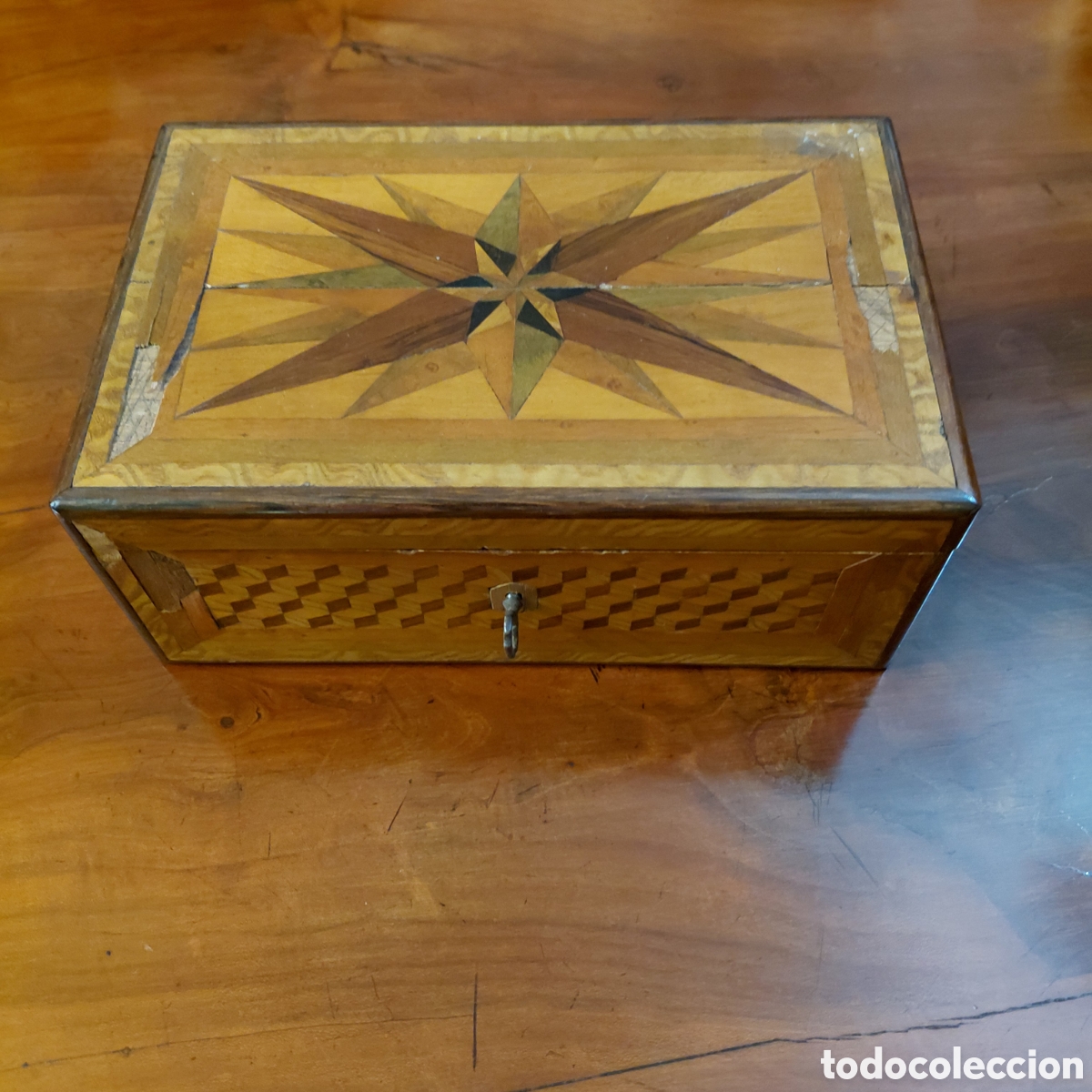 Antig&uuml;edades: Caja marqueter&iacute;a S XIX