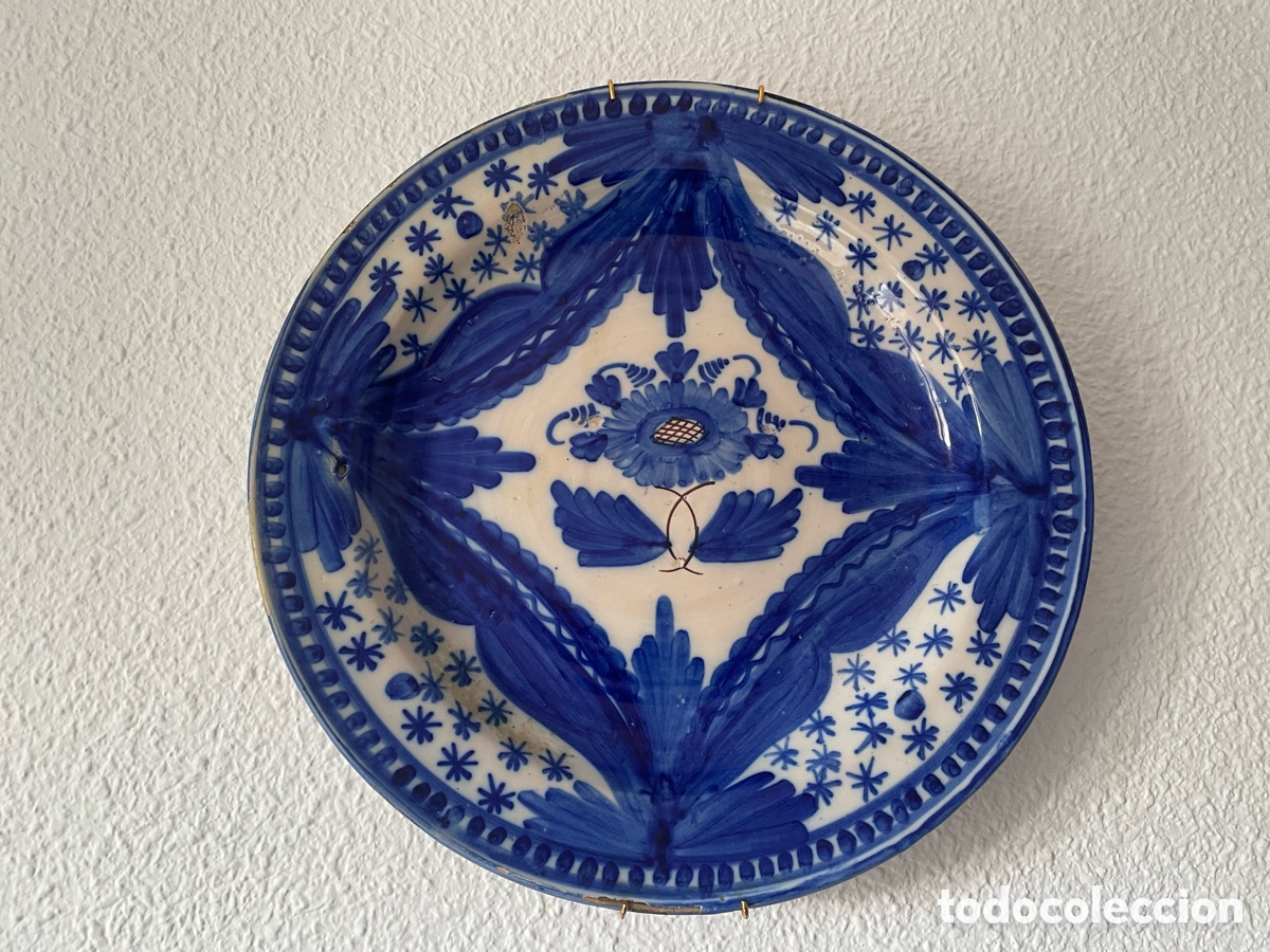 Antig&uuml;edades: Plato cer&aacute;mica espa&ntilde;ola azul y blanco. Hojas radiantes y flor central. 32,5 cm.