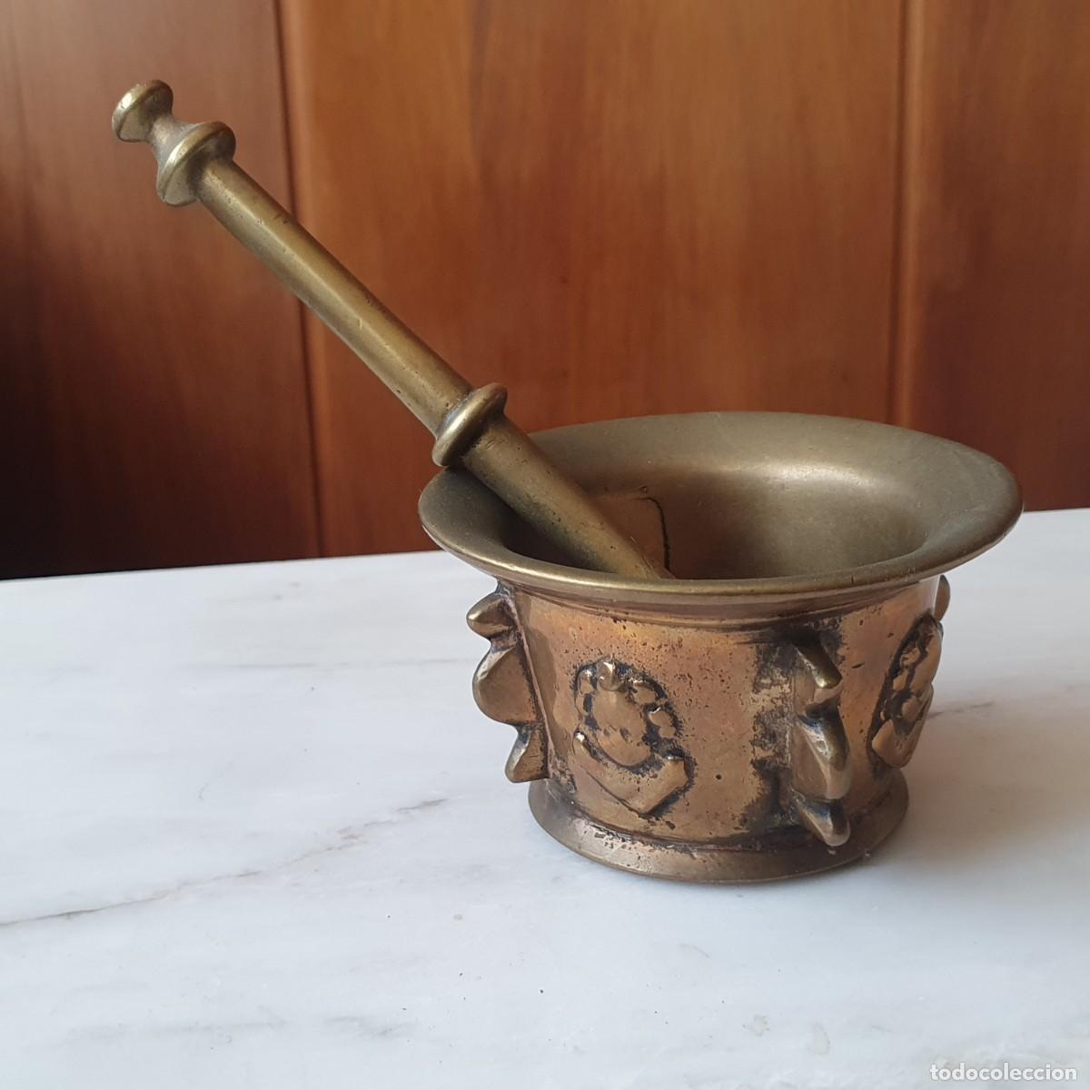 Antig&uuml;edades: Antiguo Almirez de Bronce Macizo con Mano, Costillas y Car&aacute;tulas &ndash; Estilo Renacentista S. XVIII