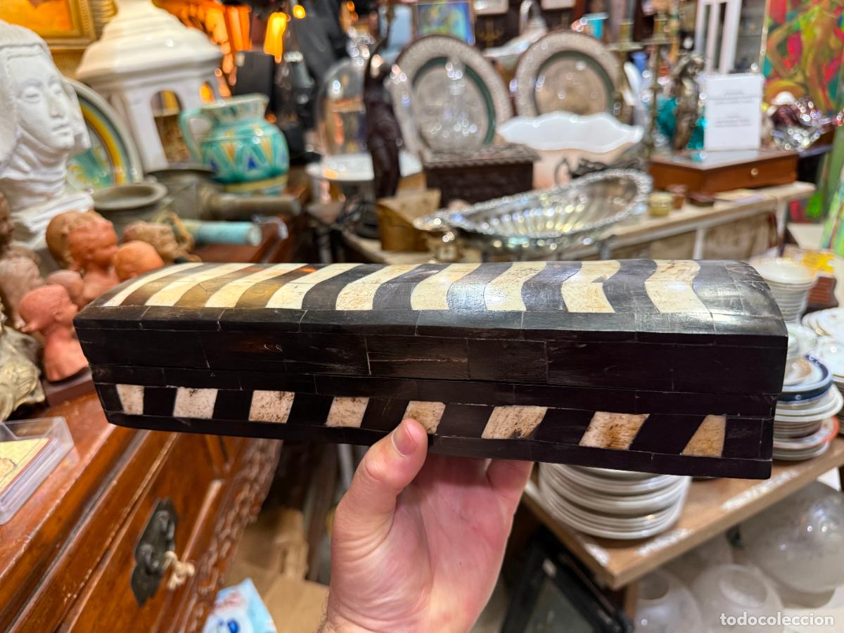 Antig&uuml;edades: PRECIOSA CAJA JOYERO DE MADERA Y FORRADA EN HUESO - MEDIDA 31X10X7 CM