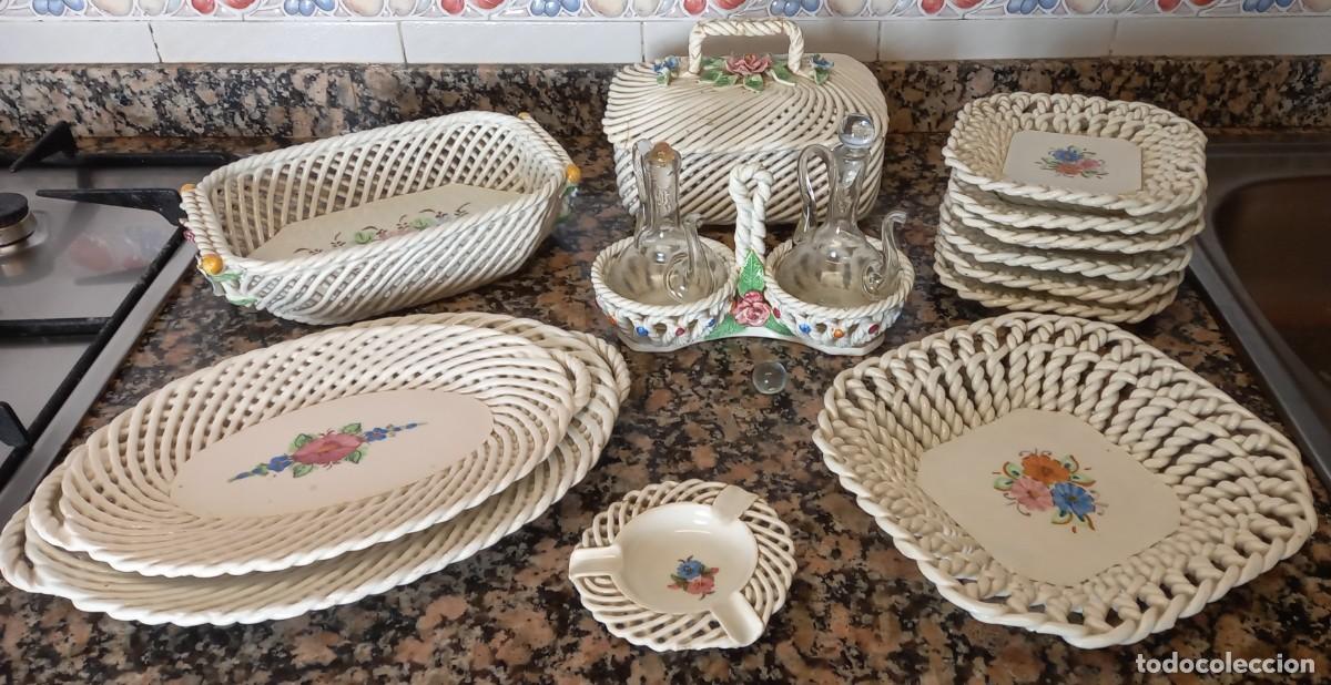 Antig&uuml;edades: JUEGO BANDEJAS Y MAS CERAMICA TRENZADA