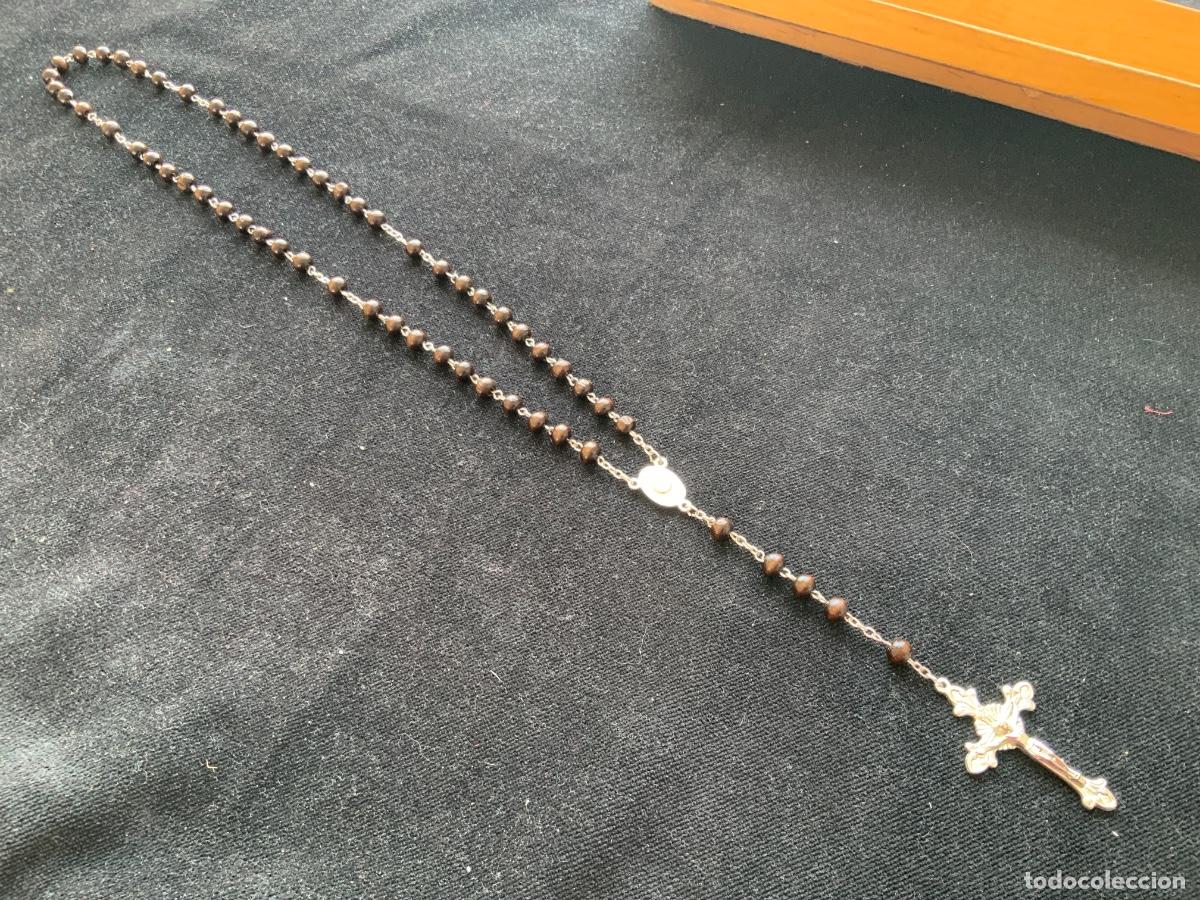 Antig&uuml;edades: Rosario con reliquia, besado por la santisima virgen. Cuentas de madera. 48cm, 16,82gr.