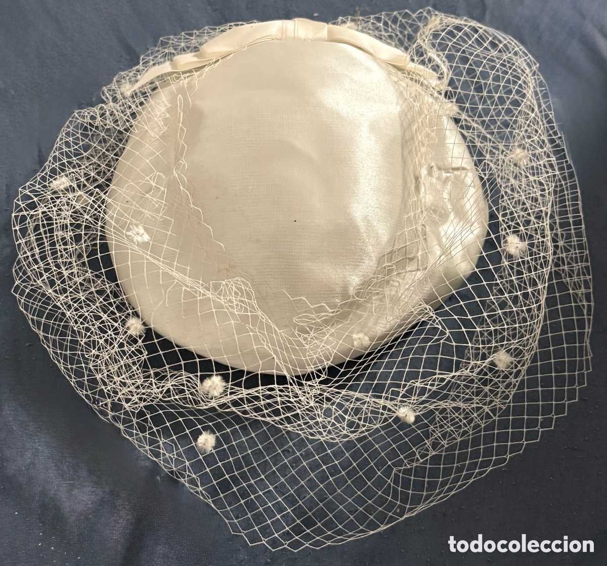 Antiguidades: ANTIGUO TOCADO DE NOVIA. DIADEMA CON PEINETA Y SAT&Eacute;N SOMBRERO CON TUL .