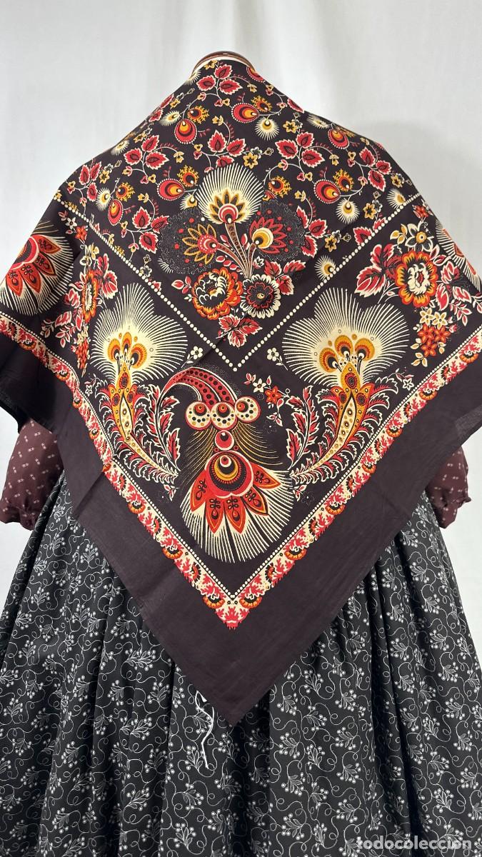 Antig&uuml;edades: Indiana. Pa&ntilde;uelo estampado color berenjena