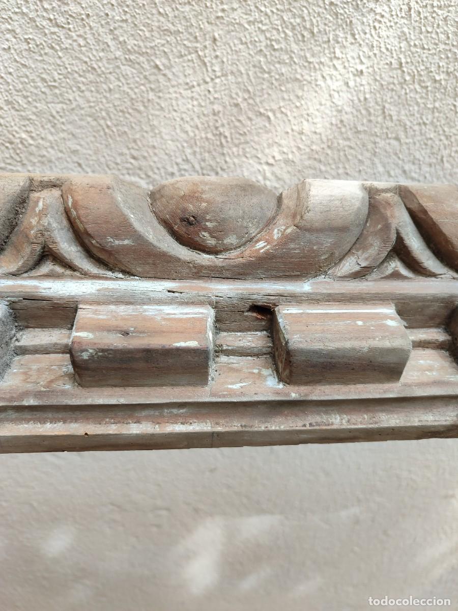 Antig&uuml;edades: Moldura de madera maciza.madera tallada 111cm de largo
