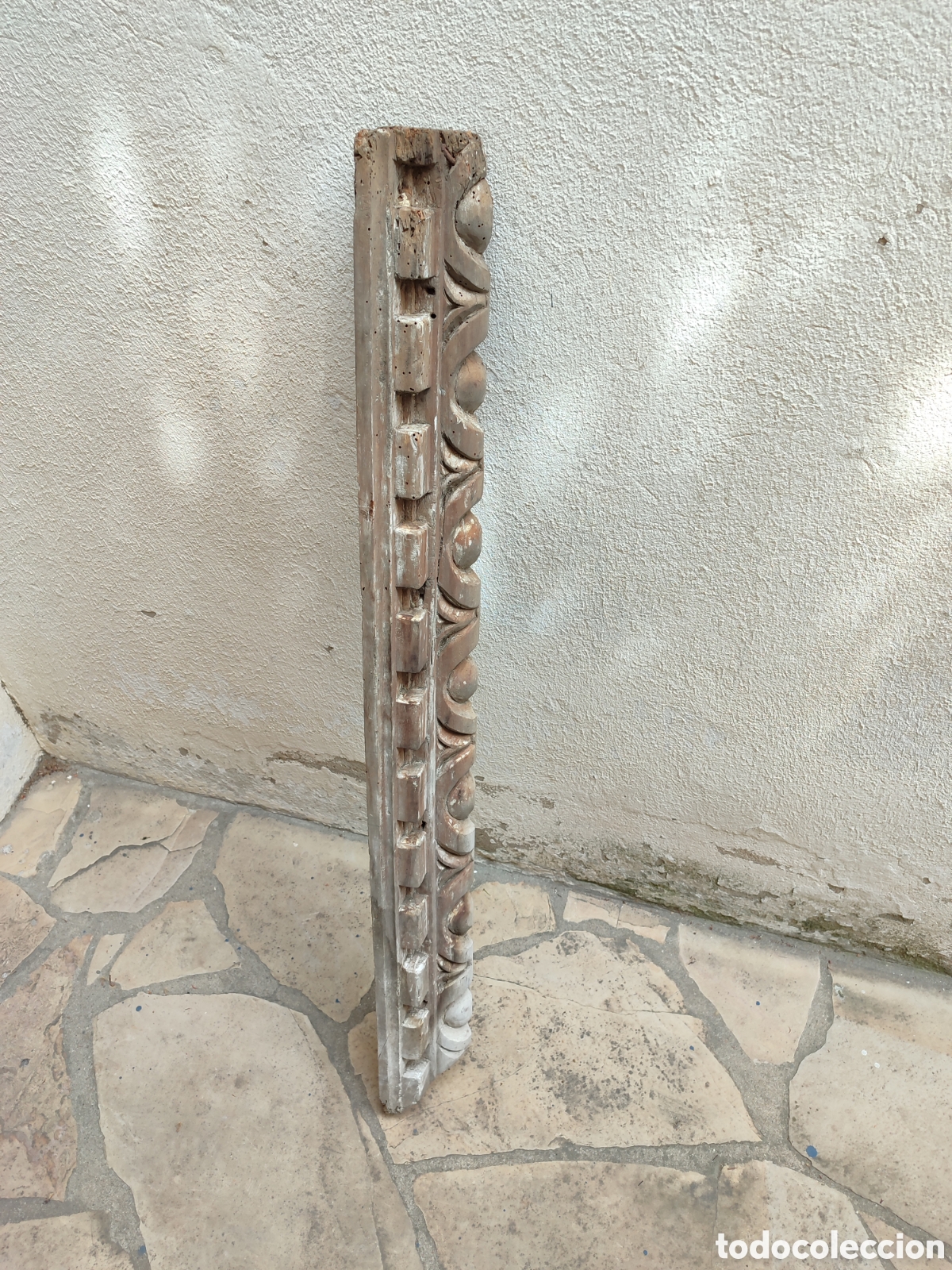 Antig&uuml;edades: Moldura de madera maciza.madera tallada 111cm de largo