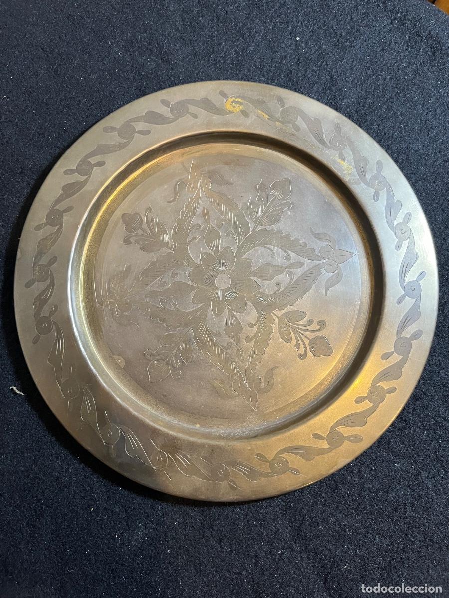 Antiguidades: Plato Decorativo Alpaca o Plata Vintage Cincelado Para Colgar Bandeja Floral Retro India