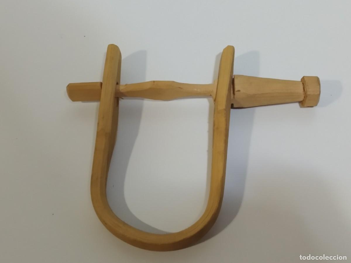 Antig&uuml;edades: CEBILLA DE MADERA PARA GANADO - Foto 1