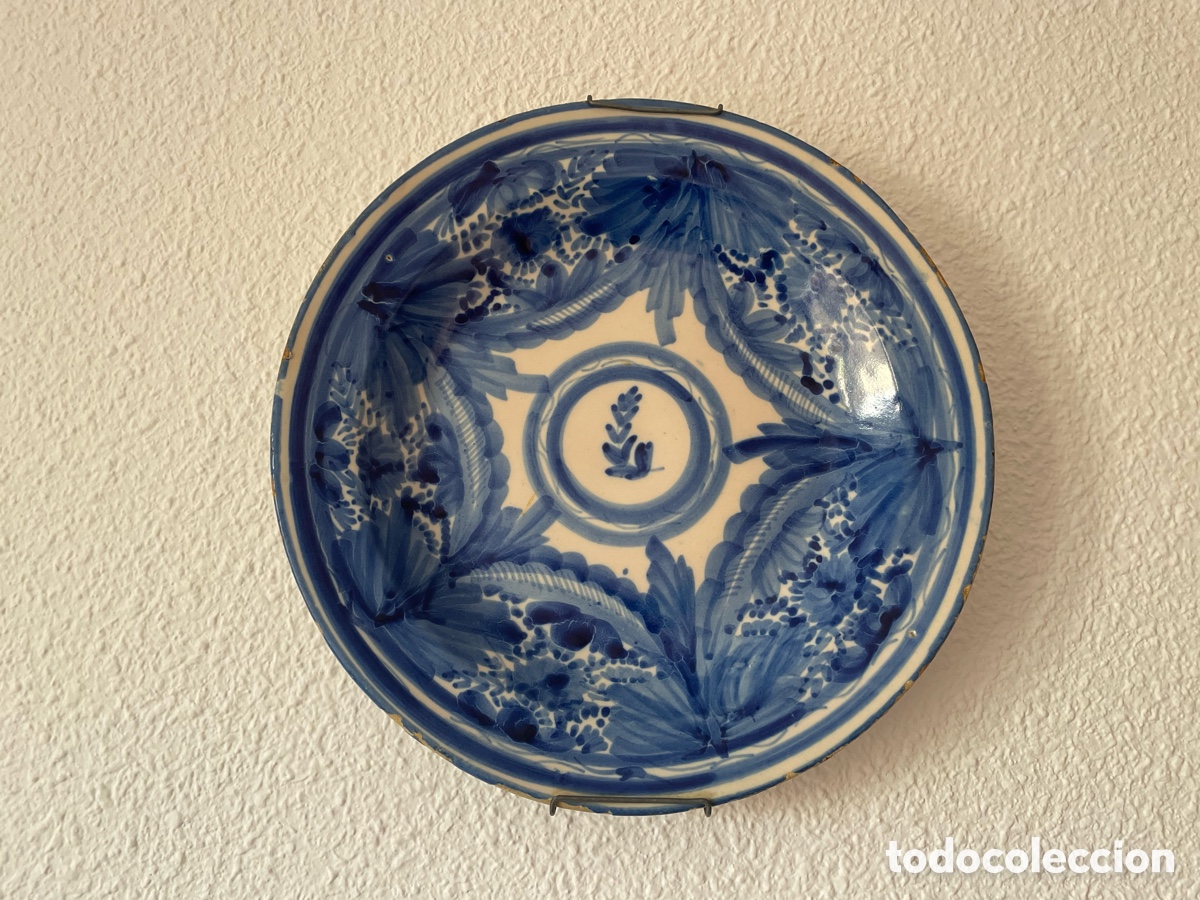 Antig&uuml;edades: Plato cer&aacute;mica Fajalauza azul y blanco, hojas radiantes, s. XIX, 30 cm
