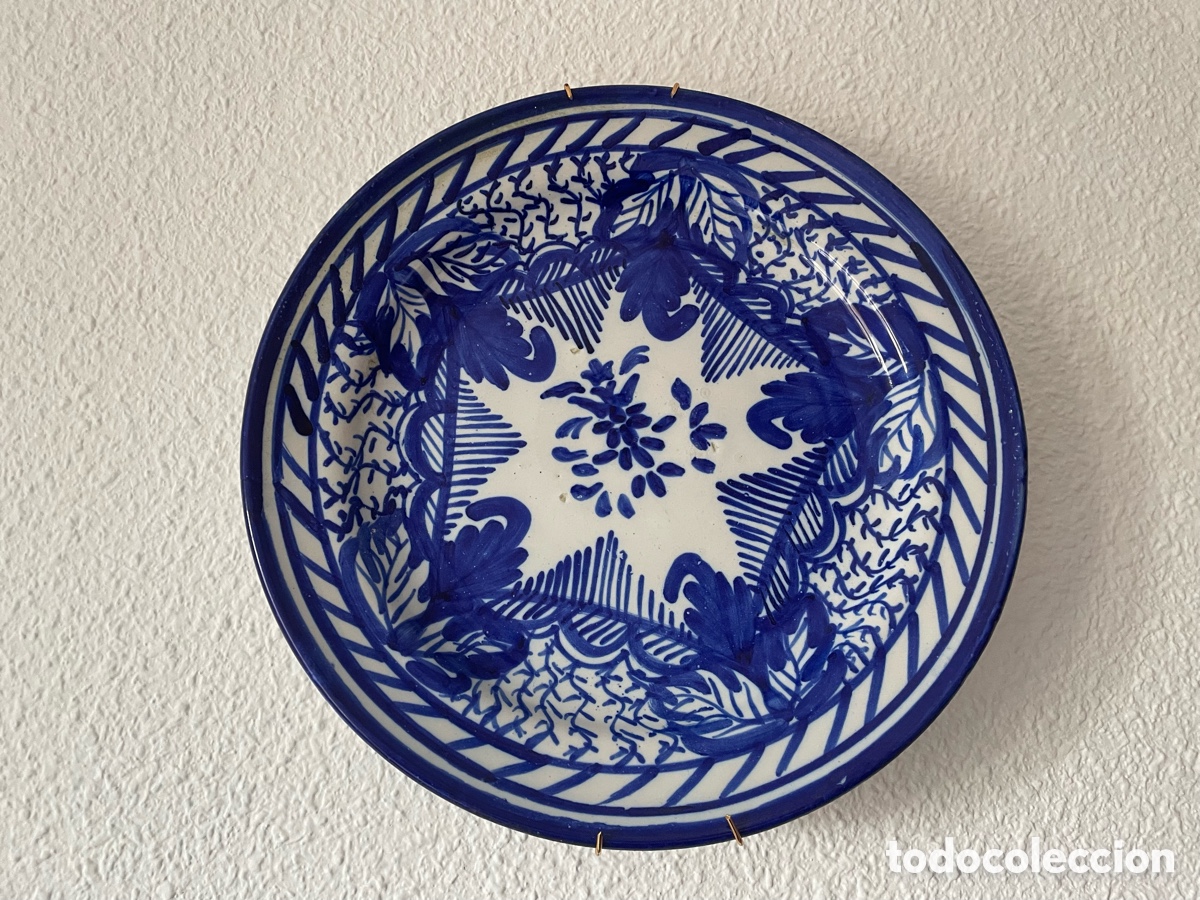 Antig&uuml;edades: Plato cer&aacute;mica Fajalauza azul y blanco, hojas y cenefa espiga, s. XIX, 31 cm
