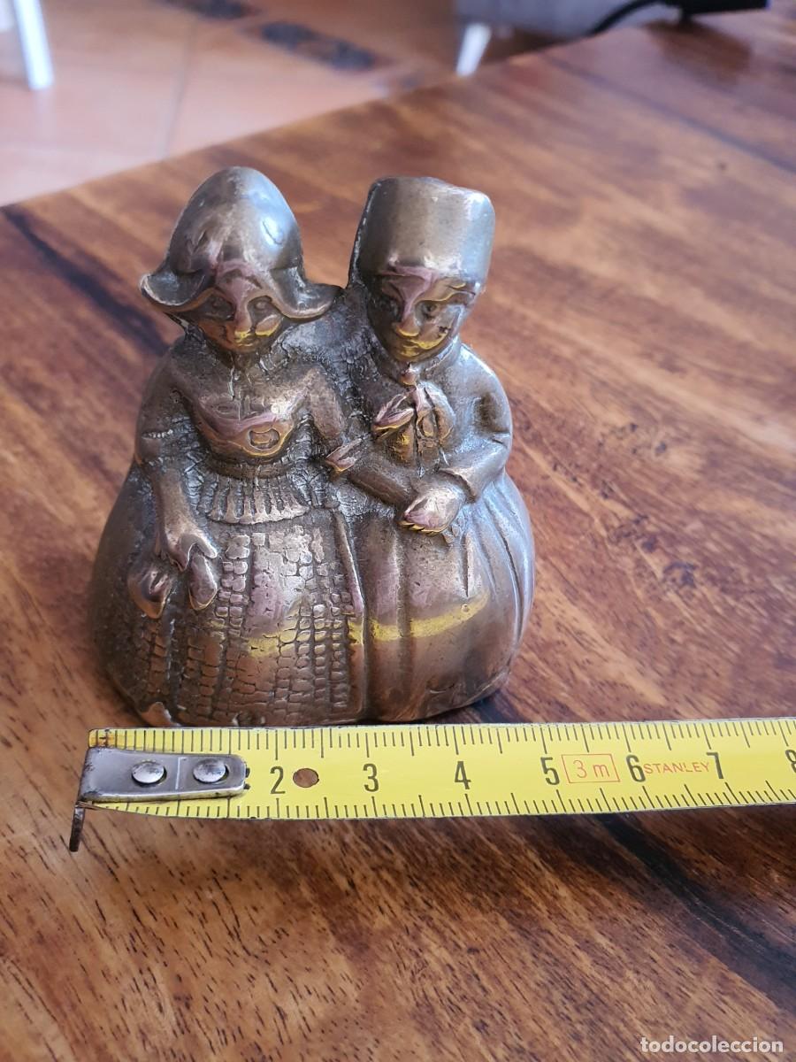 Antig&uuml;edades: Antigua campanilla de bronce de mesa &ndash; Pareja holandesa (Doble badajo)