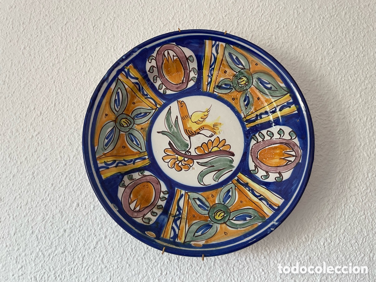 Antig&uuml;edades: Plato cer&aacute;mica Puente del Arzobispo policromo p&aacute;jaro y tulipanes, s. XIX, 30,5 cm