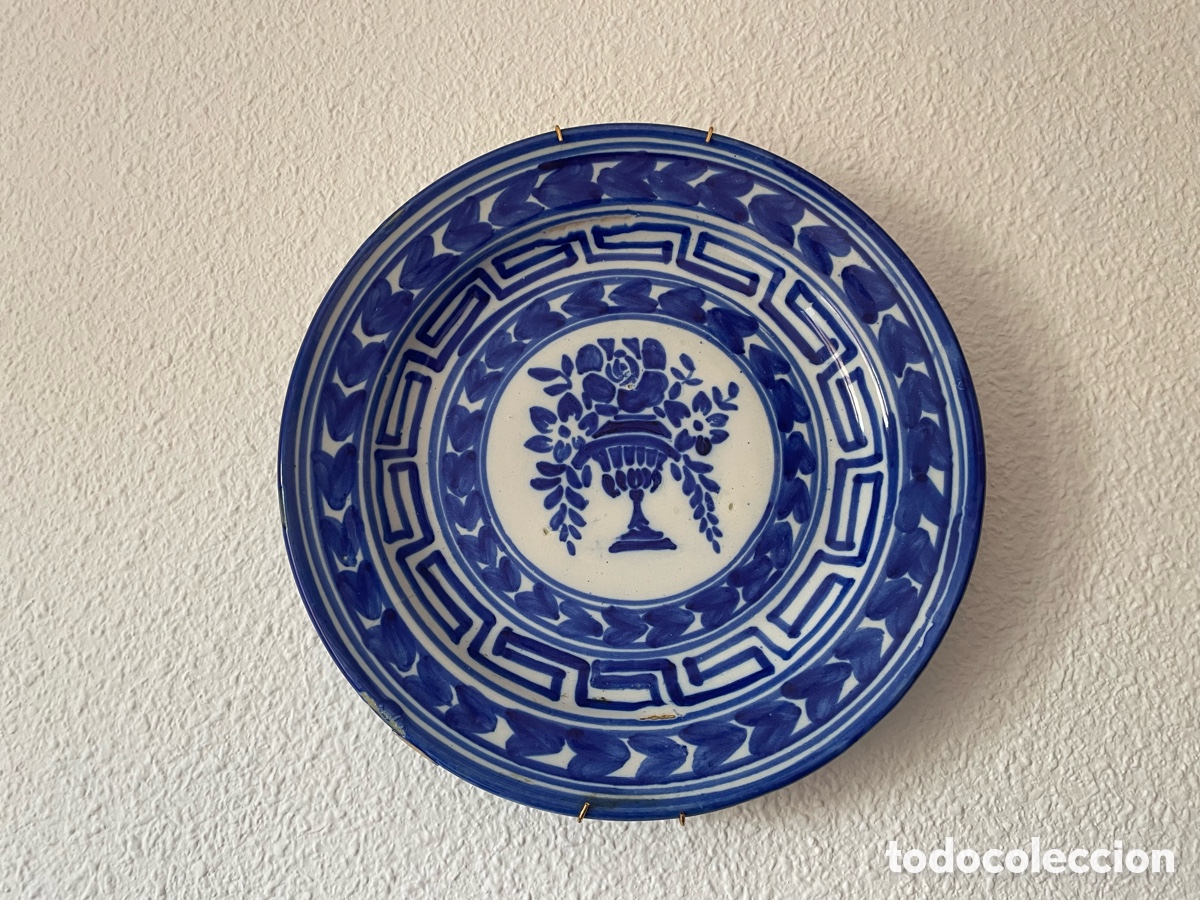 Antig&uuml;edades: Plato loza industrial espa&ntilde;ola azul y blanco, jarr&oacute;n y cenefa greca, s. XIX, 30,5 cm