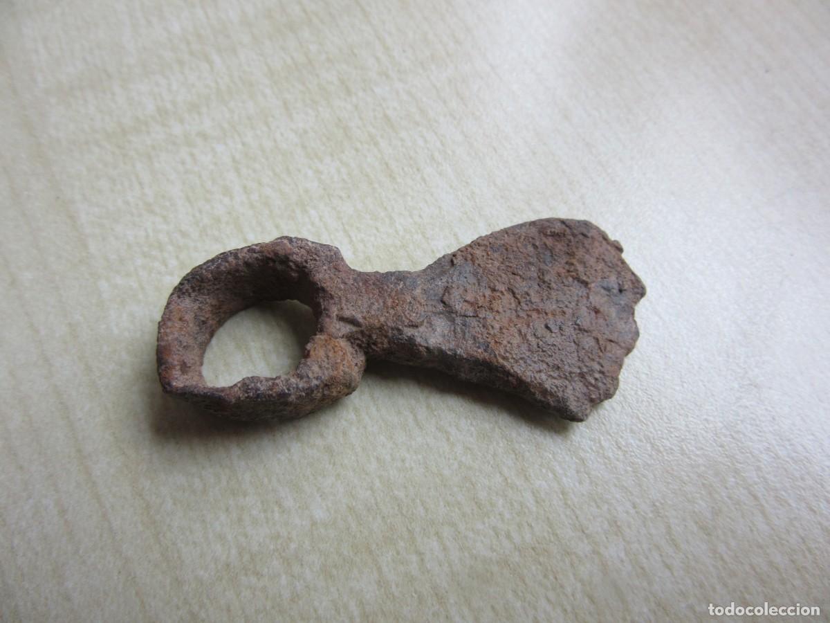 Antiquit&eacute;s: Peque&ntilde;a azada votiva o de juguete de hierro Posible &eacute;poca medieval o romana Medidas4,8 x 2,2 cm