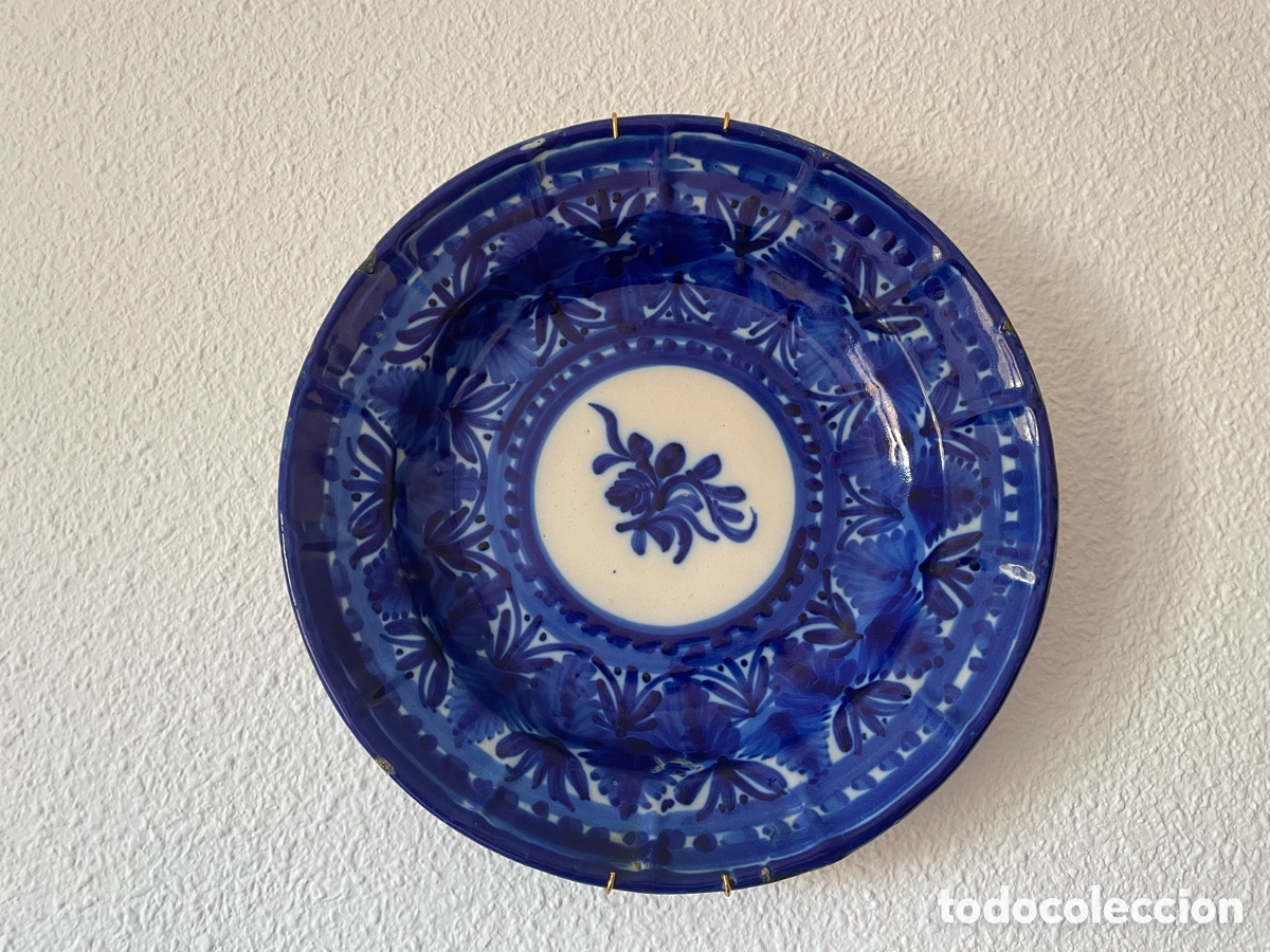 Antig&uuml;edades: Plato cer&aacute;mica popular espa&ntilde;ola azul y blanco, marca J.A.F., s. XIX-XX, 31,5 cm