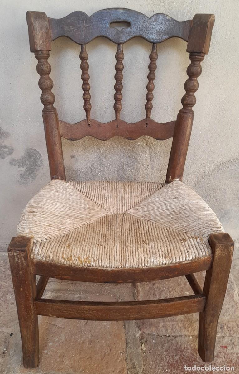 Antig&uuml;edades: Antigua silla infantil de peineta torneada.